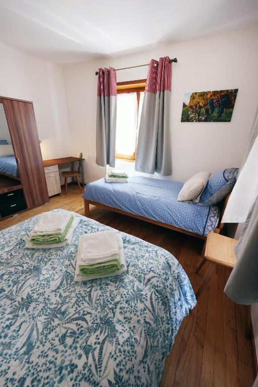 a bedroom with a bed and a couch and a window at Gîte sur l'ancienne cave in Epfig