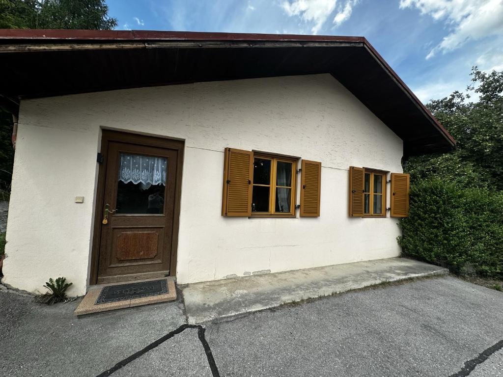 a small white house with a door and windows at Ferienhaus Ute in Irschen