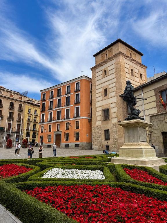Apartment in monumental square Madrid Center
