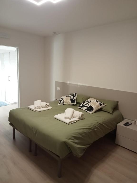 a bed with two towels on top of it at Agriturismo al rosari in Aquiléia