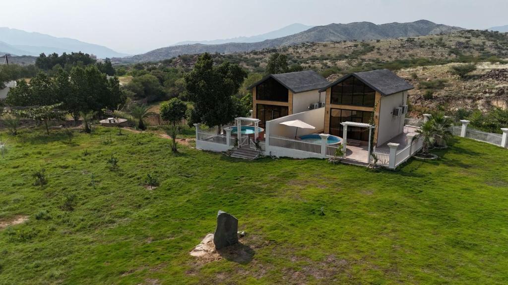an aerial view of a house in a field at أكواخ مزرعة ريف عبس in Al ‘Orosh