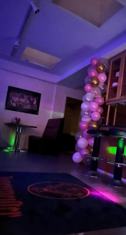 a room with a bunch of balloons and a purple ceiling at Kattohuoneisto antinkatu in Pori