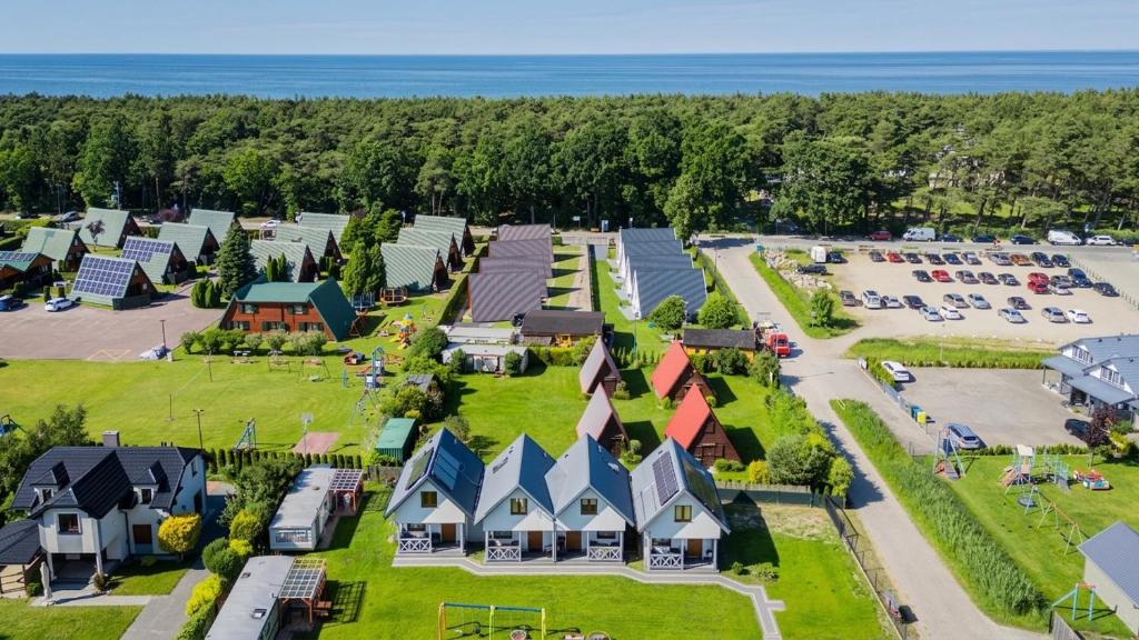 an aerial view of a resort with a park at Domki u Basi - 250m do Plaży - Idealne dla Rodzin in Karwia