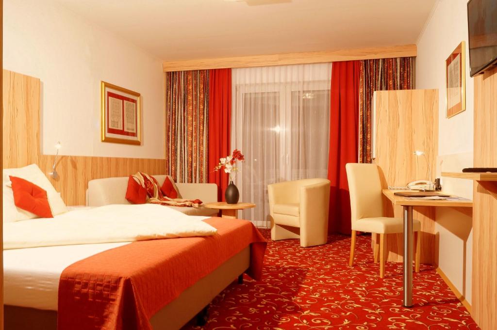 Een bed of bedden in een kamer bij All Inclusive Hotel Sonnenhügel