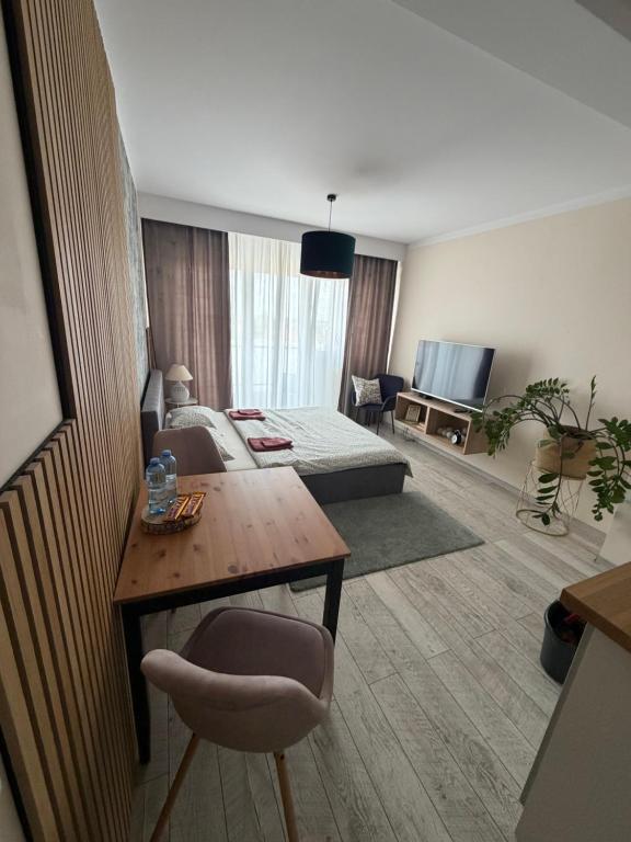 a large living room with a bed and a table at Apartament ROYAL Chełmońskiego Śrem in Śrem