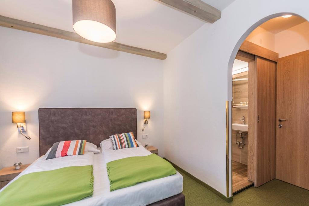 Postel nebo postele na pokoji v ubytování Hotel Garni Wieshof