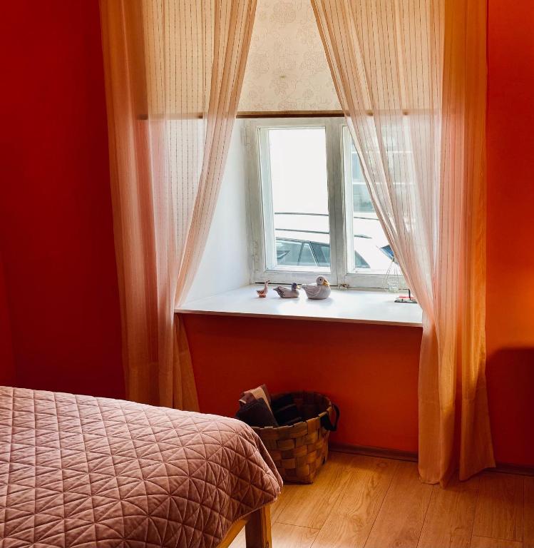a bedroom with a window with a basket next to it at Kauba 6-5 Apartment in Kuressaare