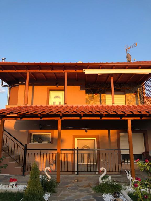 a house with a balcony with swans at Villa Dream in Karianí