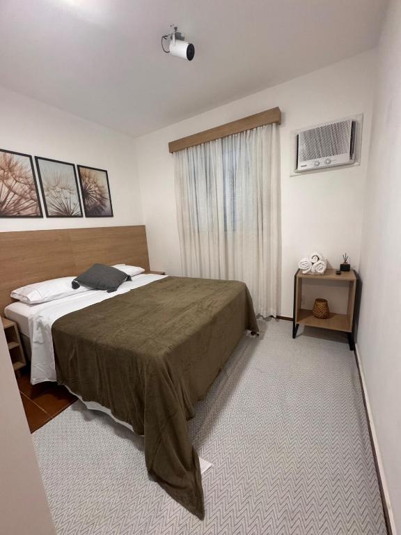 a bedroom with a large bed and a window at Office-Stay in Casimiro de Abreu
