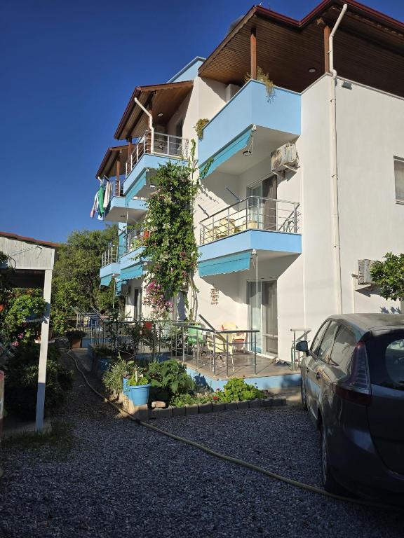 ein Gebäude, vor dem ein Auto geparkt ist in der Unterkunft Elfida Apart in Datca