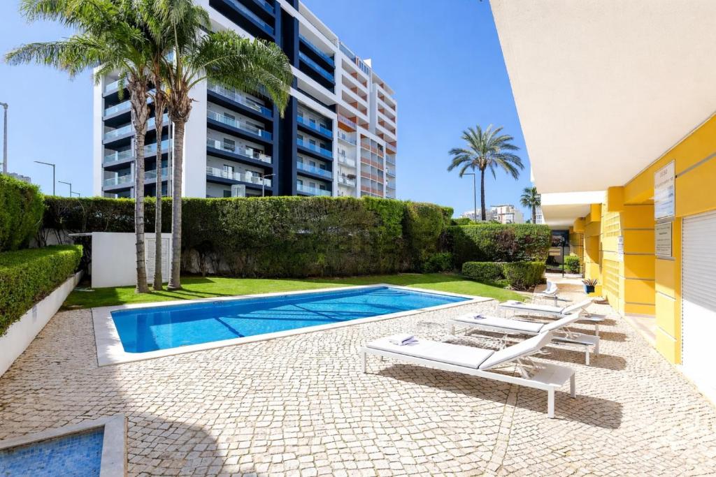 Casa Sol WIFI, AC, Pool, Near Praia da Rocha Beach
