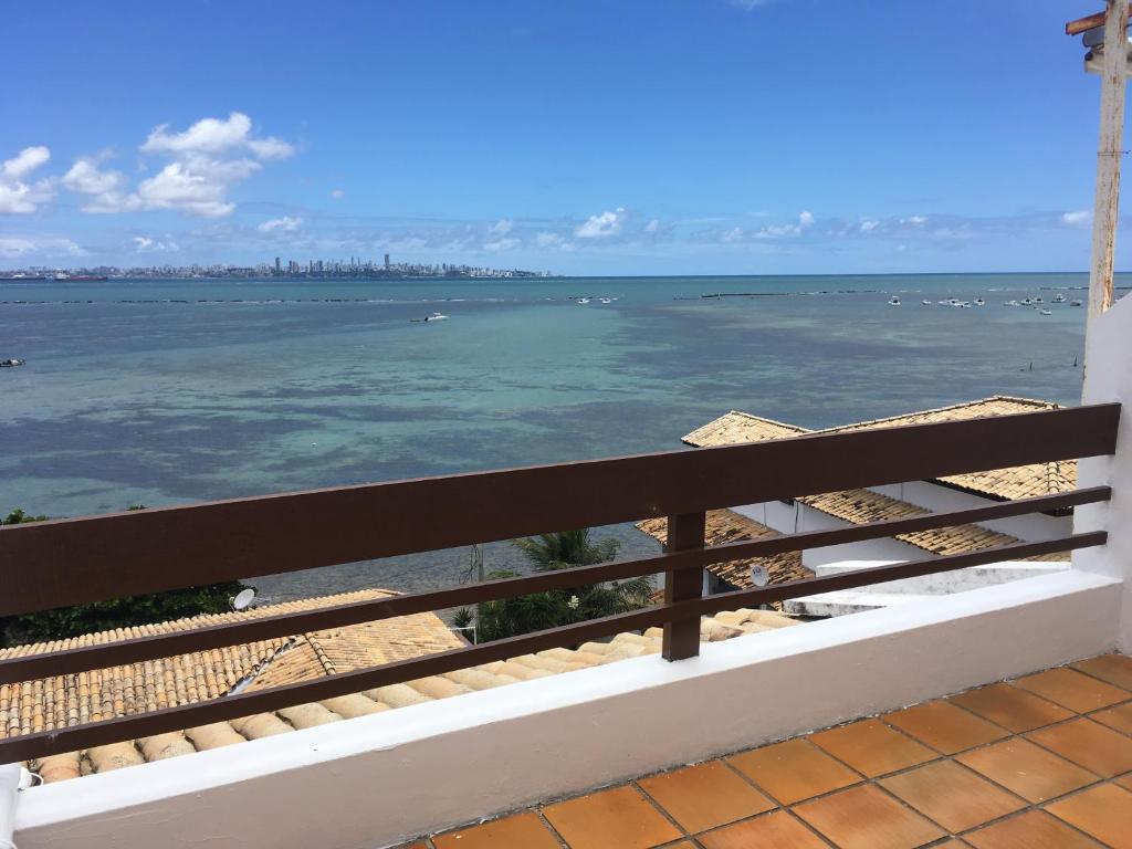 uma vista para o oceano a partir de uma varanda em Dúplex Frente Mar na ilha de Itaparica em Vera Cruz de Itaparica