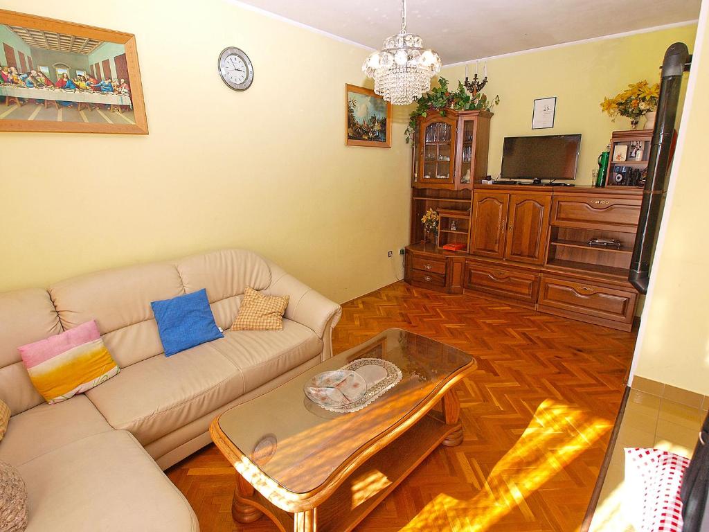 Televízia a/alebo spoločenská miestnosť v ubytovaní Apartments Pula 926