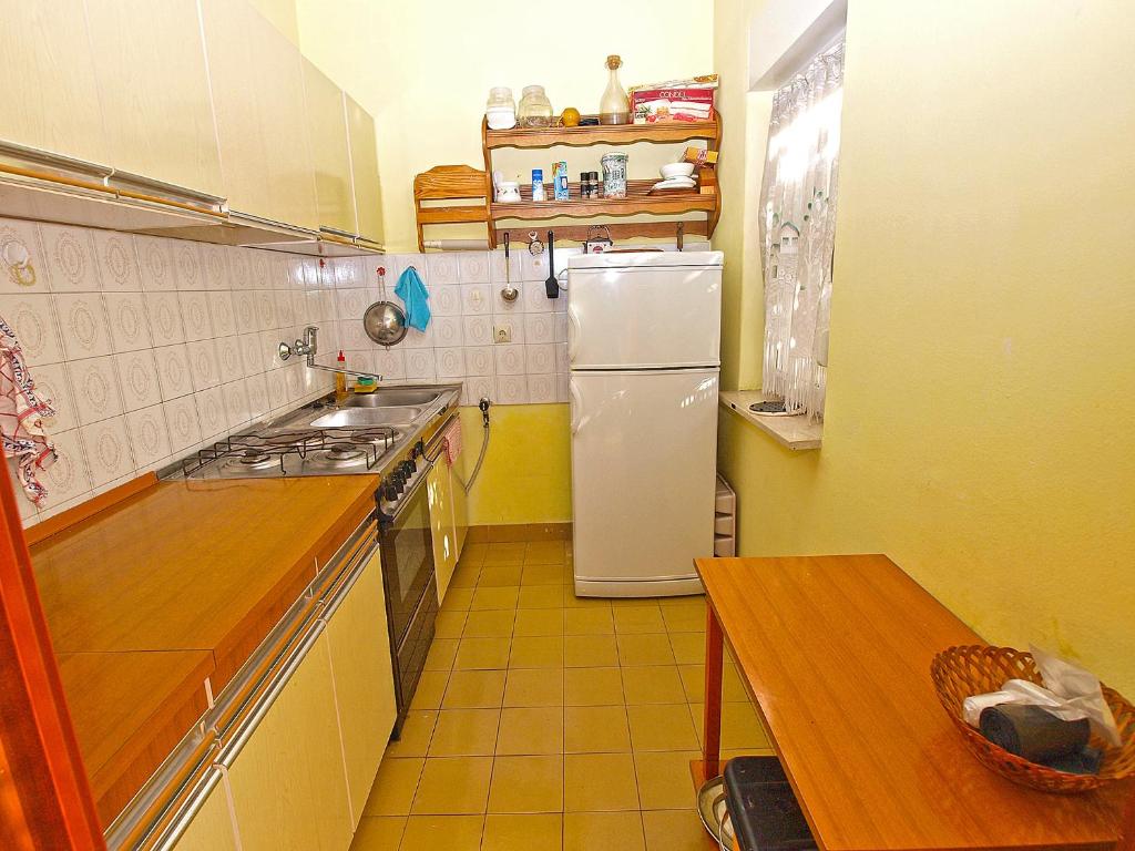 Kuchyňa alebo kuchynka v ubytovaní Apartments Pula 926