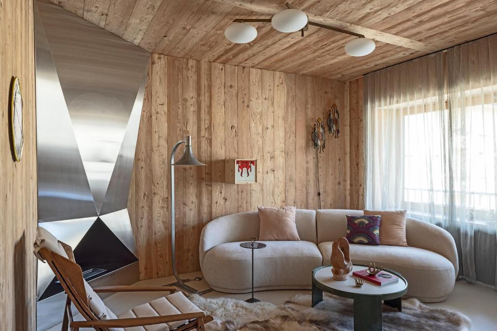 a living room with a couch and a table at Herbighe Retreat in Asiago
