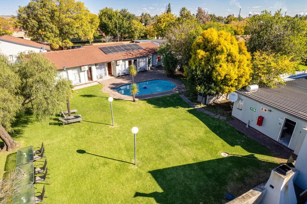 an aerial view of a yard with a golf course at 16 Vaalrivier in Secunda