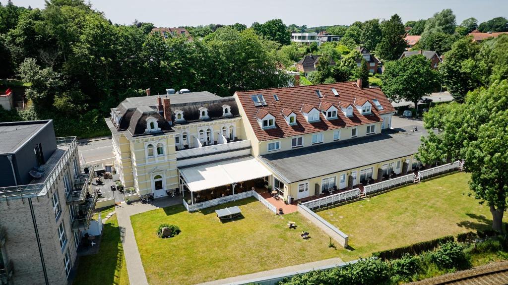 an overhead view of a large building with a yard at Villa Beachside in Eckernförde