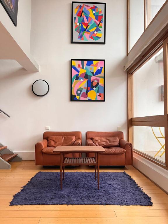 a living room with a couch and a table at Le Corbusier Expérience in Firminy
