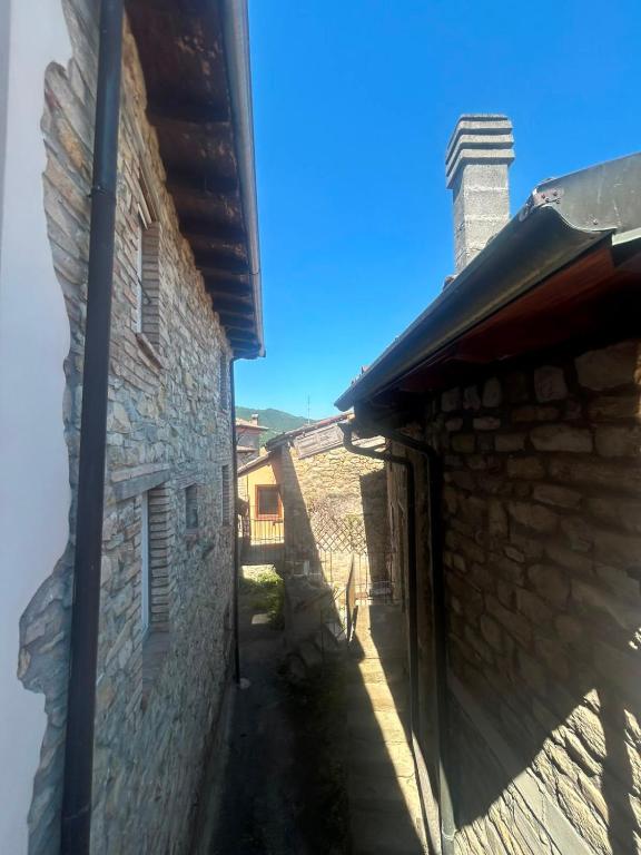 eine Gasse in einem alten Steingebäude in der Unterkunft Residenze del Borgo - Ca de Paciu in Crociglia