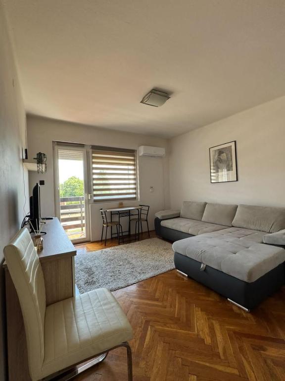 a living room with a couch and a table at Dodi Apartman in Vonyarcvashegy