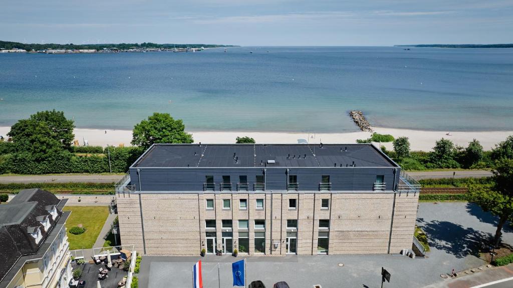 eine Draufsicht auf ein Gebäude und den Strand in der Unterkunft BeachSide in Eckernförde