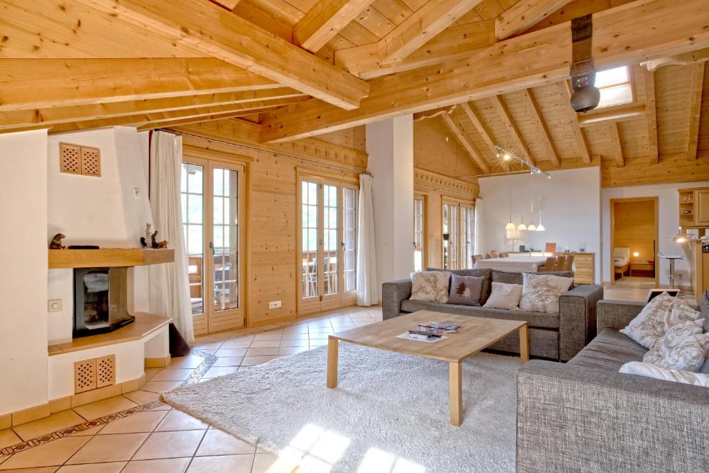 a living room with a couch and a table at Apartment Brunnen - GRIWA RENT AG in Grindelwald