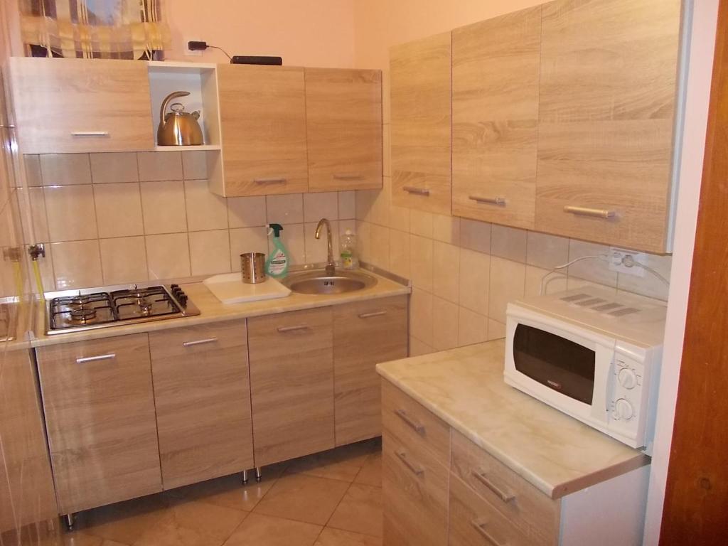 Kuchyňa alebo kuchynka v ubytovaní Siesta Vendégház