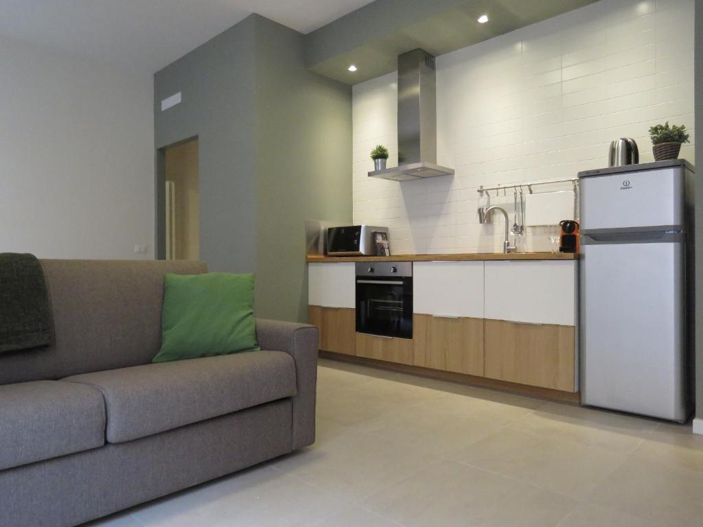 A kitchen or kitchenette at 8 Colonne Apartments