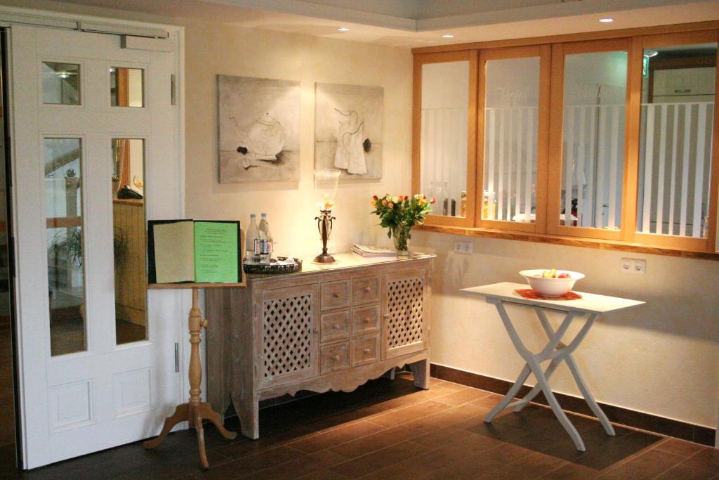 una stanza con bancone, tavolo e tavolo di Hotel Landhaus Garni a Fockbek