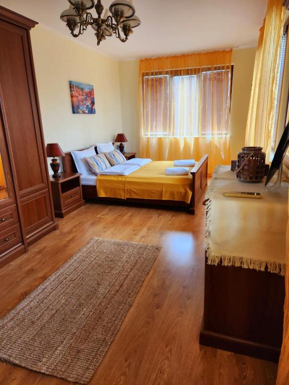 a bedroom with a bed and a window at Apartment Villa al Mare 1 in Shkorpilovtsi