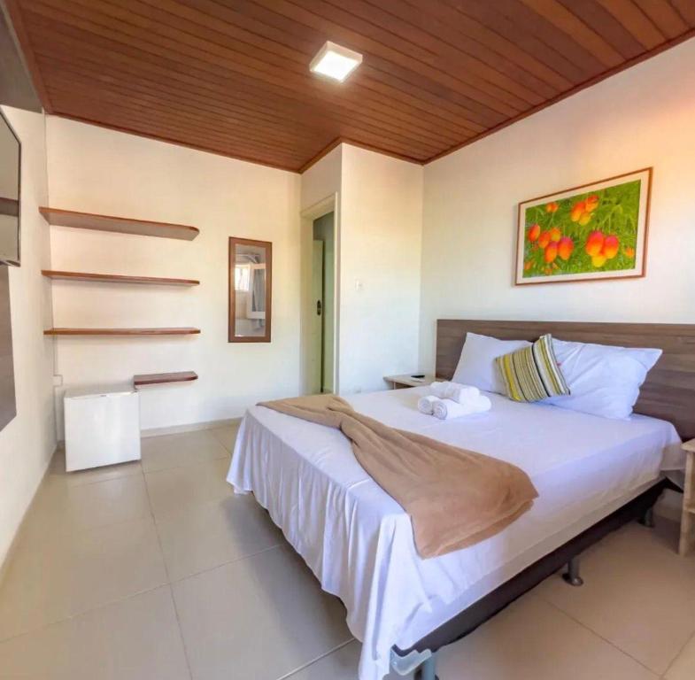 a bedroom with a large bed in a room at Pousada Do Joe in Morro de São Paulo