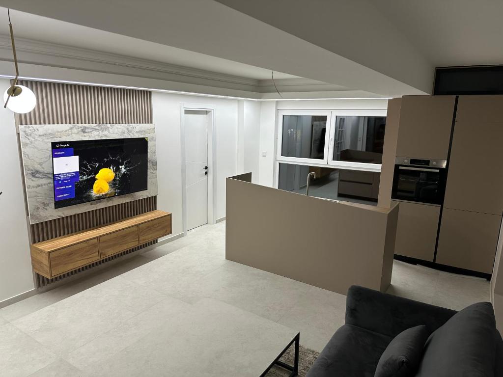 ein Wohnzimmer mit einer Couch und einem Fernseher in der Unterkunft Vila Arcadia in Berane