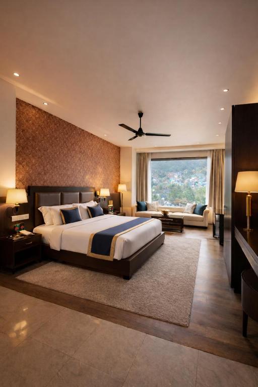 ein Schlafzimmer mit einem großen Bett und einer Couch in der Unterkunft Tata Vista By Vaikunth - McLeod Ganj-Centrally Heated & Air Cooled # Near Mall Road # Big Parking # Lift #Spacious Rooms # Most Awarded # Property Of The Year # in Dharamshala
