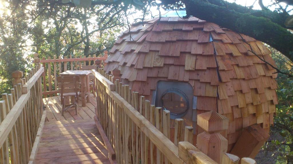 a wooden play house with a wooden fence at lov nid in Apt