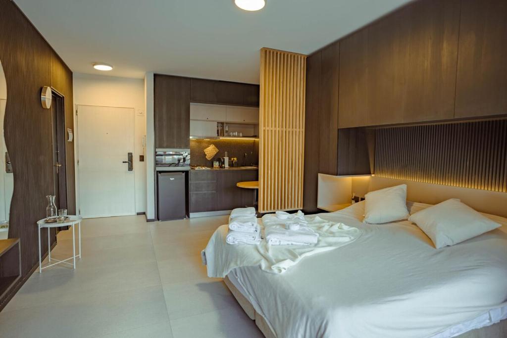 a bedroom with a large bed with white towels on it at Elegante estudio in Buenos Aires
