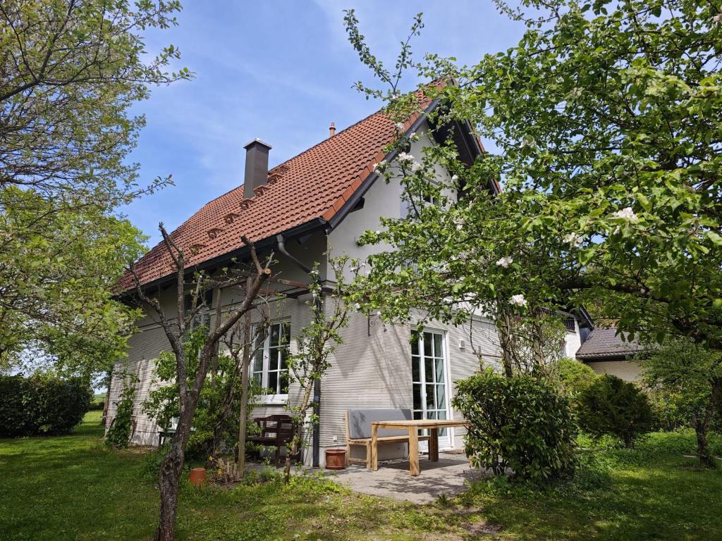 a white house with a picnic table in front of it at Ferienhaus Ellmi in Kronach