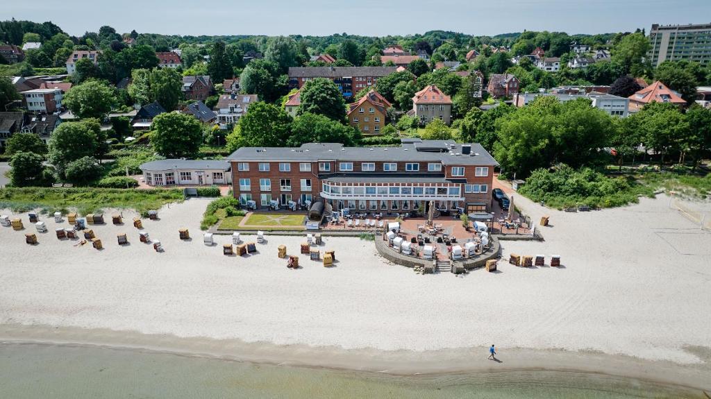 eine Luftaufnahme eines großen Gebäudes am Strand in der Unterkunft Hotel Seelust in Eckernförde