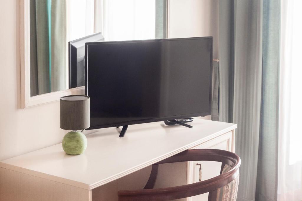 Televízia a/alebo spoločenská miestnosť v ubytovaní Blu Hotel