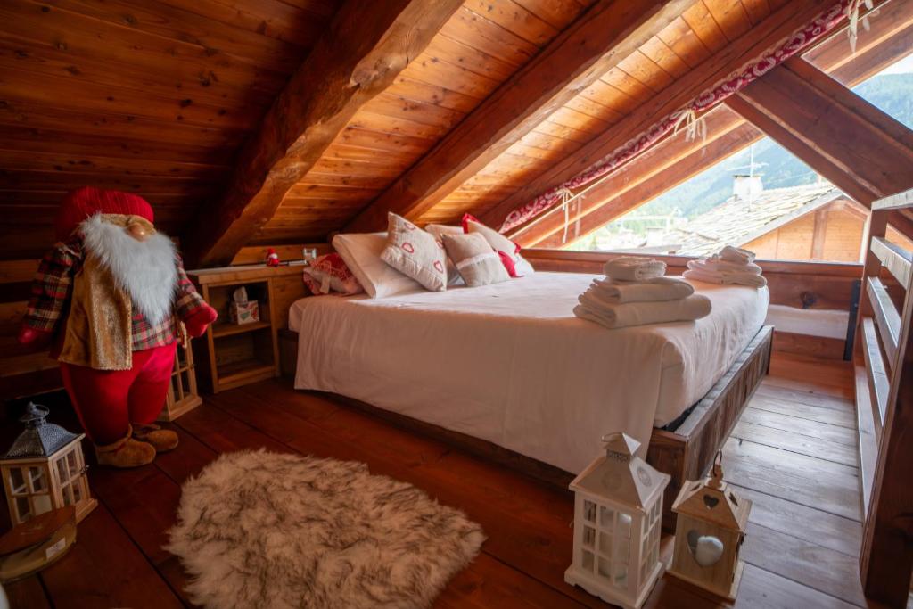a bedroom with a bed in a attic at Casa Lotre in Pragelato