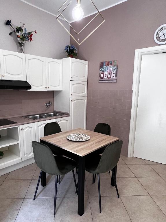 a kitchen with a table and chairs in a room at Nonna Croce Home in San Giovanni Gemini