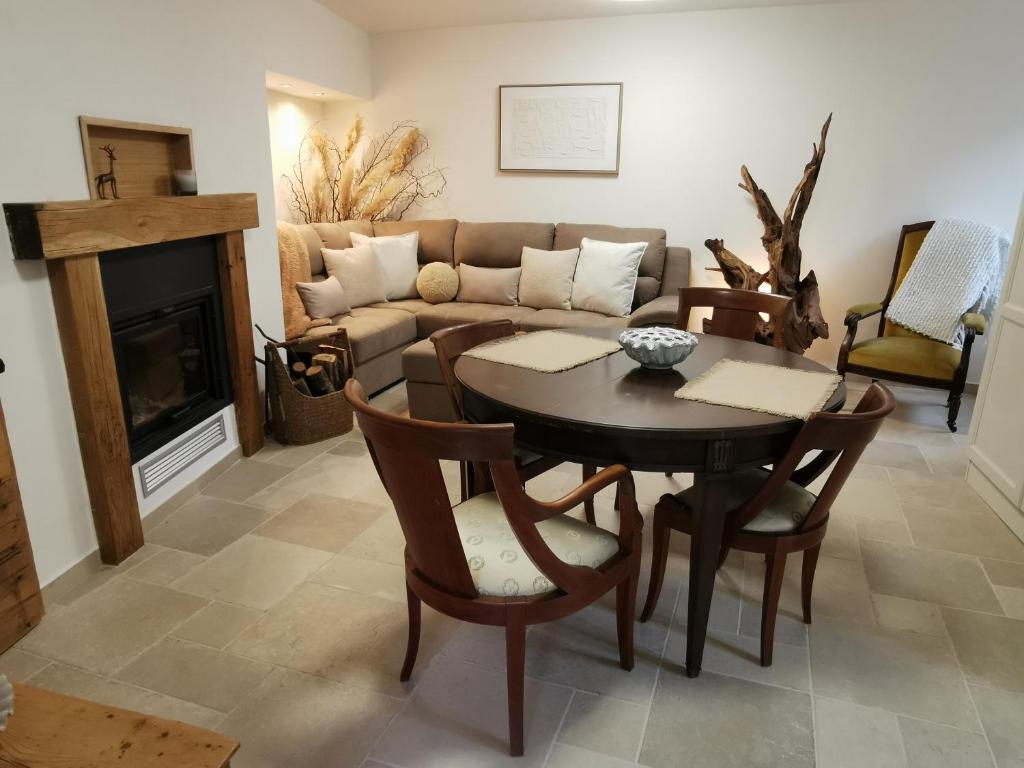 a living room with a table and a couch at B&B Il Merlino in Chiaserna