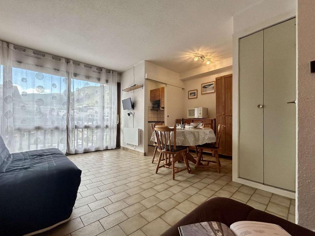 a living room with a table and a kitchen at Studio cosy 2/3 pers au cœur de Briançon, proche centre-ville et télécabine - FR-1-330C-42 in Briançon