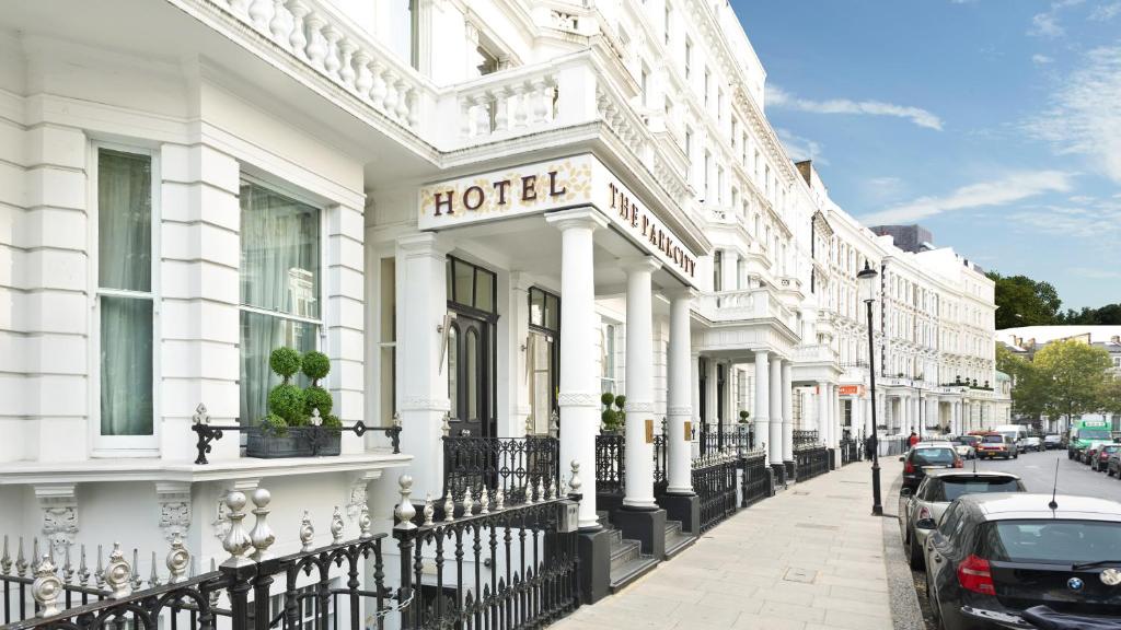 una fila de edificios blancos en una calle de la ciudad en The Park City Grand Plaza Kensington Hotel en Londres