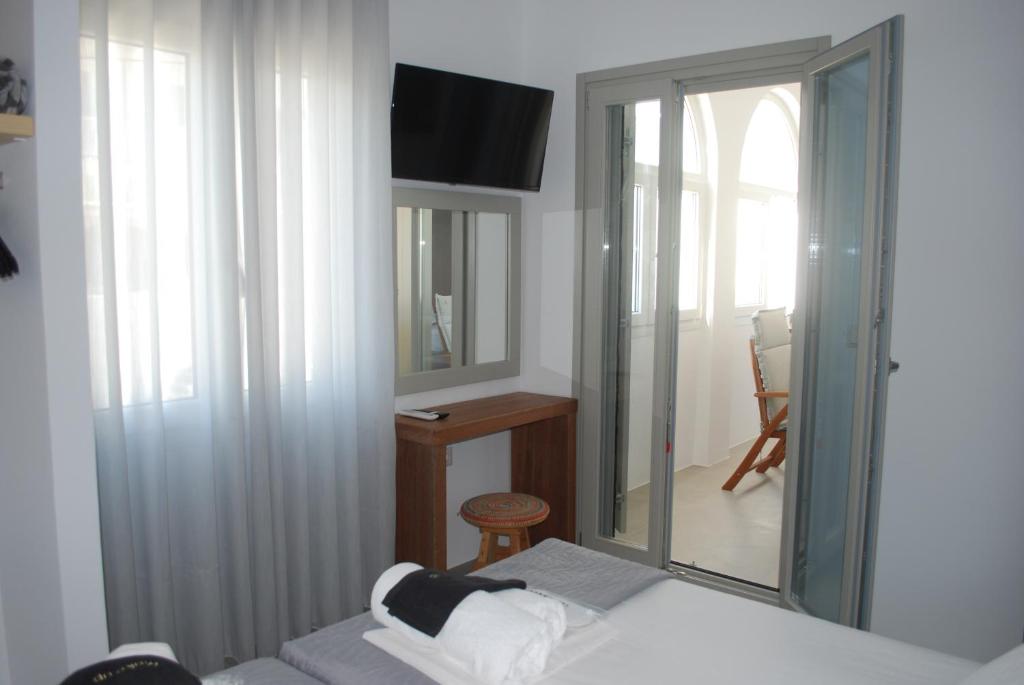 a bedroom with a bed and a mirror and a desk at Busho Residence 2 in Naousa