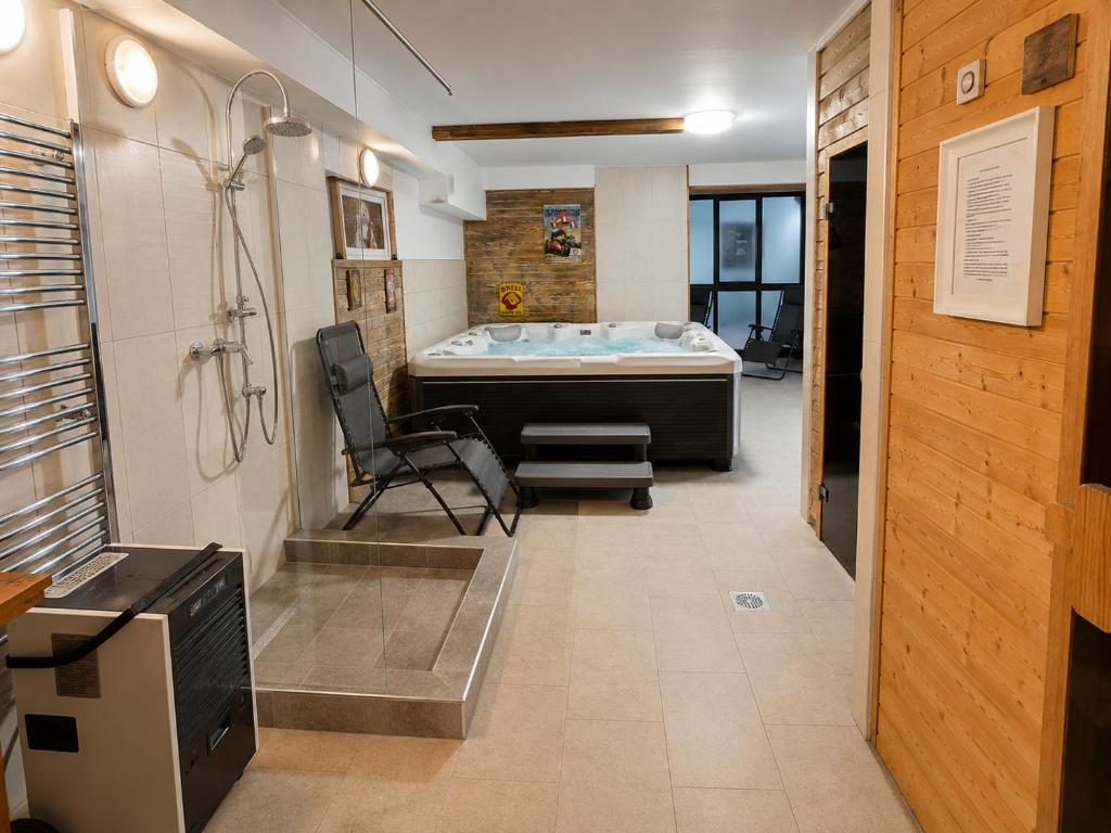 a bathroom with a bath tub in a room at Villa Retró Harmónia in Visegrád