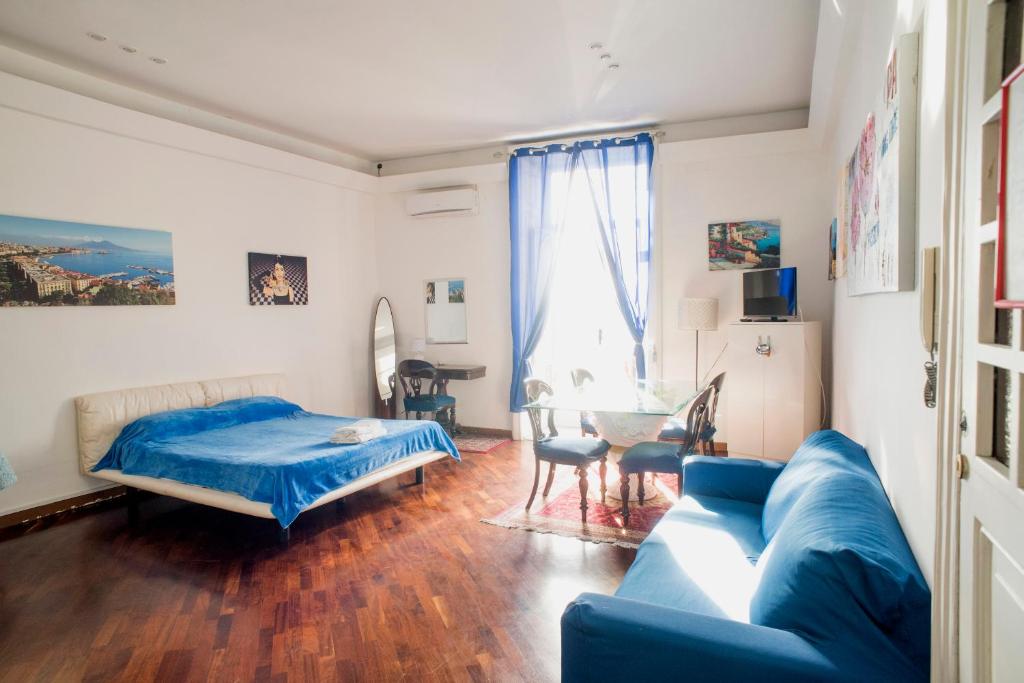 ナポリにあるRotonda Diazのリビングルーム(青いソファ、ベッド付)