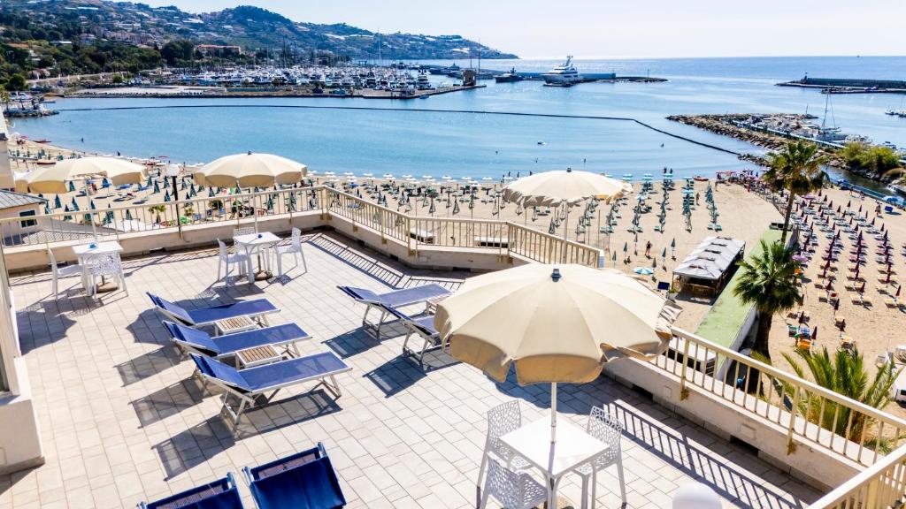a view of a beach with umbrellas and the ocean at Residence Dei Due Porti in Sanremo
