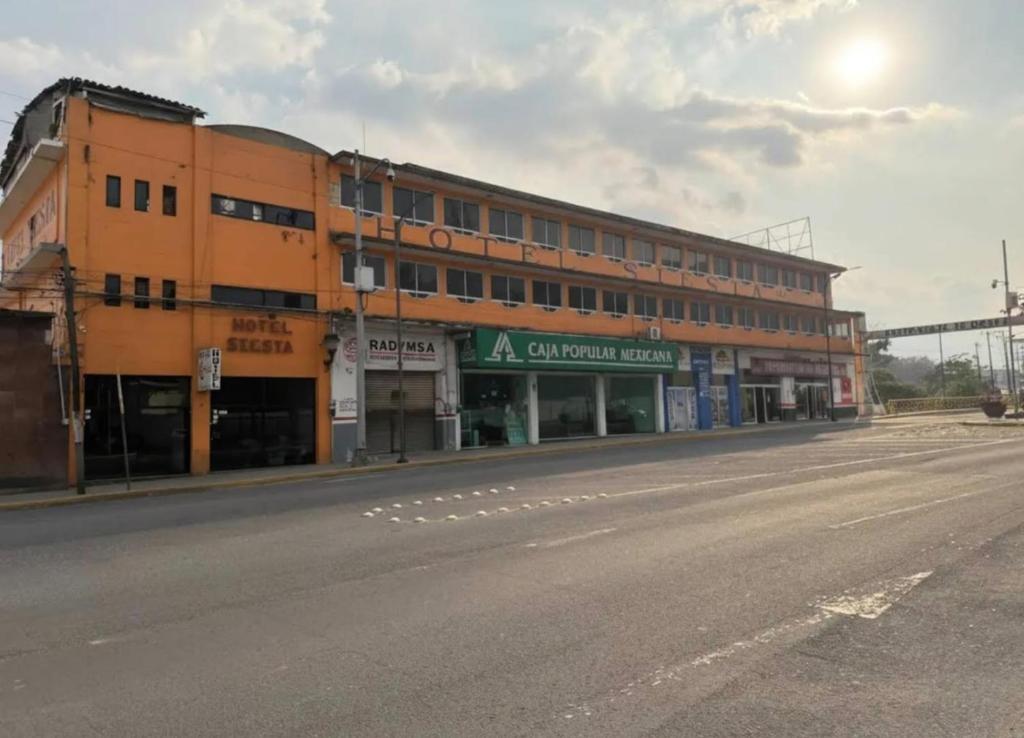 an empty street in front of a building at Hotel Siesta Escamela in Ixtaczoquitlán