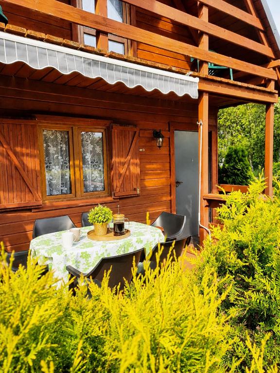 a table and chairs sitting outside of a house at Mandarynka OW in Jarosławiec