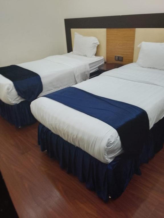 two beds sitting next to each other in a room at أمواج البحر حي البوادي in Jeddah